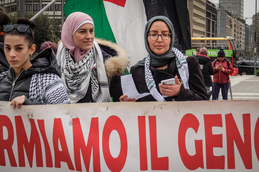 Presidio pro Palestina a Milano, striscioni contro Meloni - RIPRODUZIONE RISERVATA