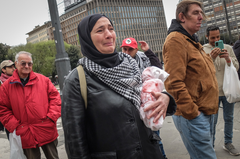 Presidio pro Palestina a Milano, striscioni contro Meloni - RIPRODUZIONE RISERVATA