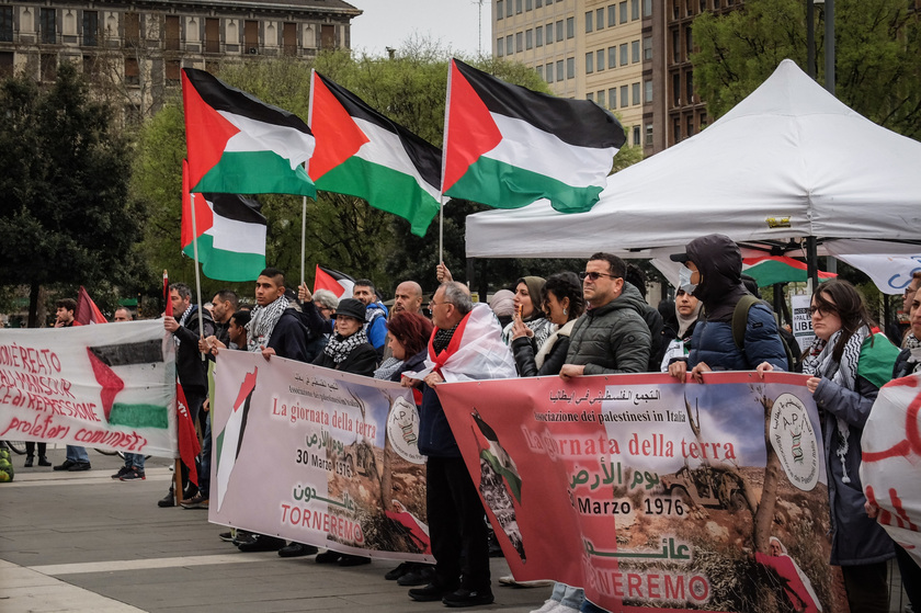 Presidio pro Palestina a Milano, striscioni contro Meloni - RIPRODUZIONE RISERVATA