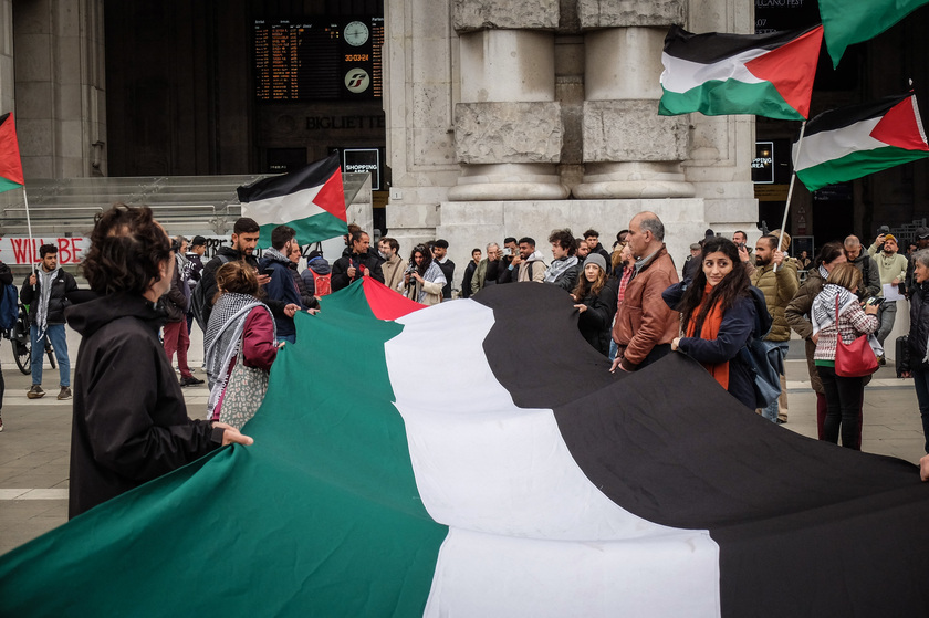 Presidio pro Palestina a Milano, striscioni contro Meloni - RIPRODUZIONE RISERVATA