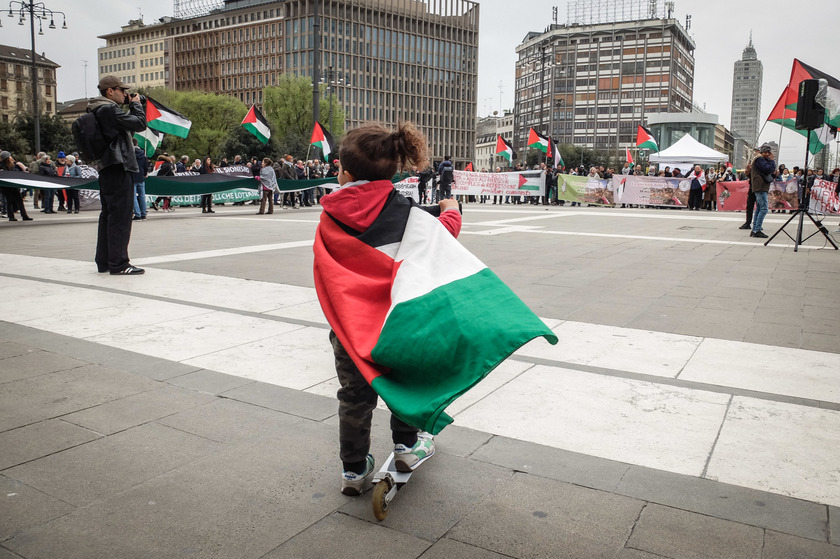 Presidio pro Palestina a Milano, striscioni contro Meloni - RIPRODUZIONE RISERVATA