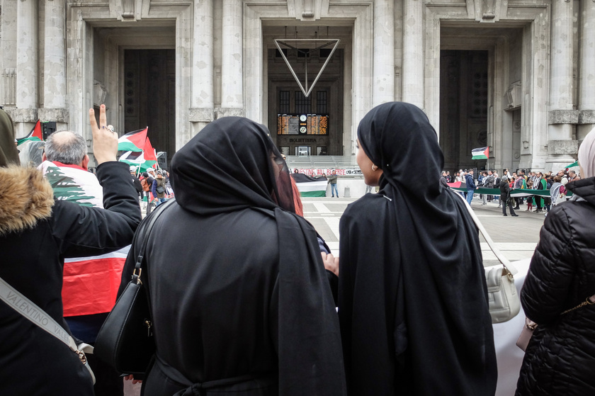 Presidio pro Palestina a Milano, striscioni contro Meloni - RIPRODUZIONE RISERVATA