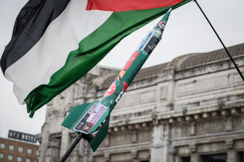 Presidio pro Palestina a Milano, striscioni contro Meloni - RIPRODUZIONE RISERVATA