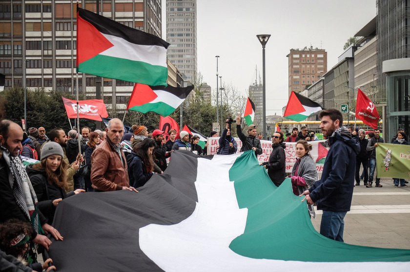 Presidio pro Palestina a Milano, striscioni contro Meloni - RIPRODUZIONE RISERVATA