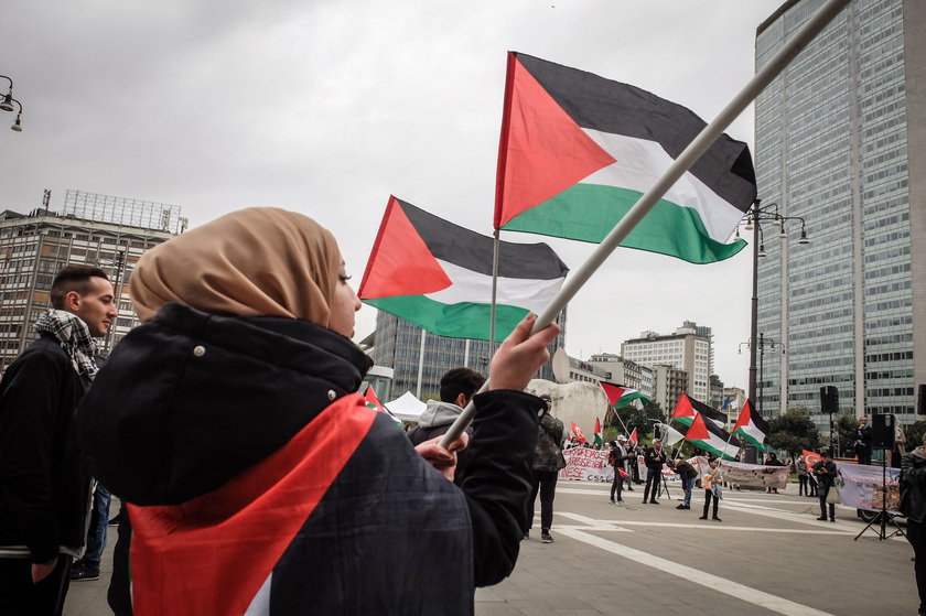 Presidio pro Palestina a Milano, striscioni contro Meloni - RIPRODUZIONE RISERVATA