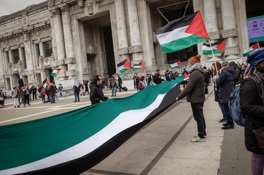 Presidio pro Palestina a Milano, striscioni contro Meloni - RIPRODUZIONE RISERVATA