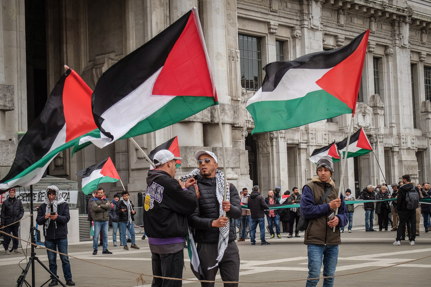 Presidio pro Palestina a Milano, striscioni contro Meloni - RIPRODUZIONE RISERVATA