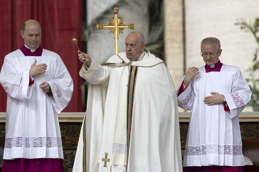 Il Papa in Piazza San Pietro per la messa di Pasqua - RIPRODUZIONE RISERVATA