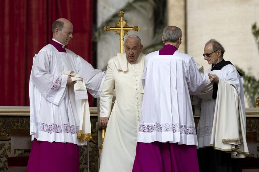 Il Papa in Piazza San Pietro per la messa di Pasqua - RIPRODUZIONE RISERVATA