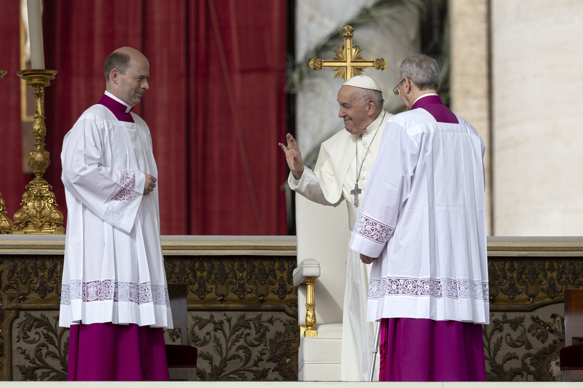 Il Papa in Piazza San Pietro per la messa di Pasqua - RIPRODUZIONE RISERVATA