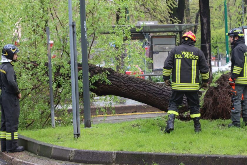 Maltempo, cala il vento ma continua a piovere a Milano - RIPRODUZIONE RISERVATA