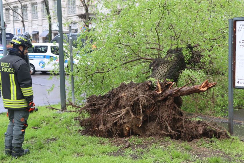 Maltempo, cala il vento ma continua a piovere a Milano - RIPRODUZIONE RISERVATA