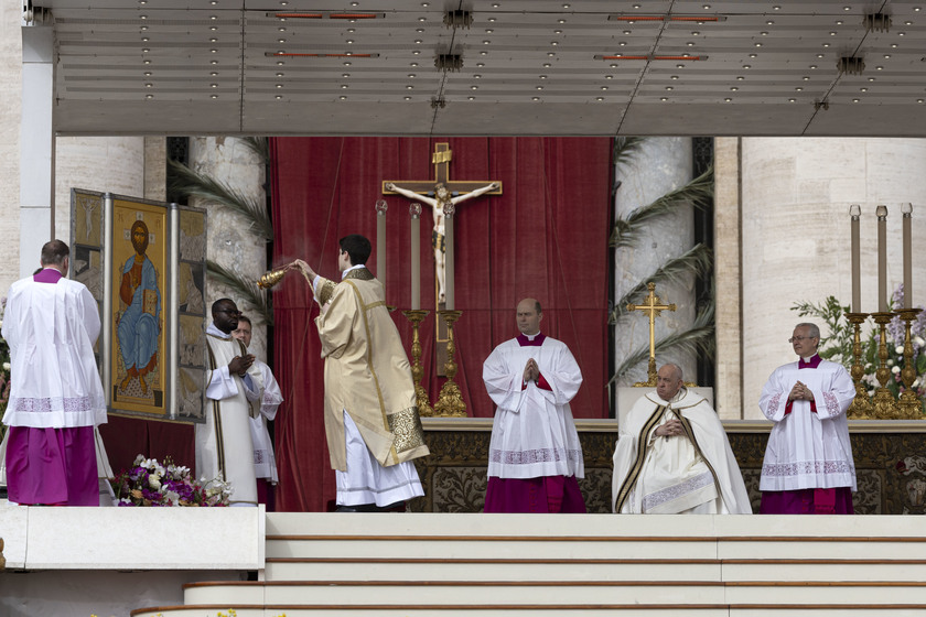 Il Papa in Piazza San Pietro per la messa di Pasqua - RIPRODUZIONE RISERVATA