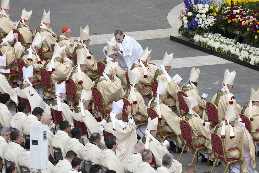 Il Papa in Piazza San Pietro per la messa di Pasqua - RIPRODUZIONE RISERVATA