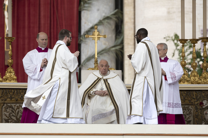 Il Papa in Piazza San Pietro per la messa di Pasqua - RIPRODUZIONE RISERVATA