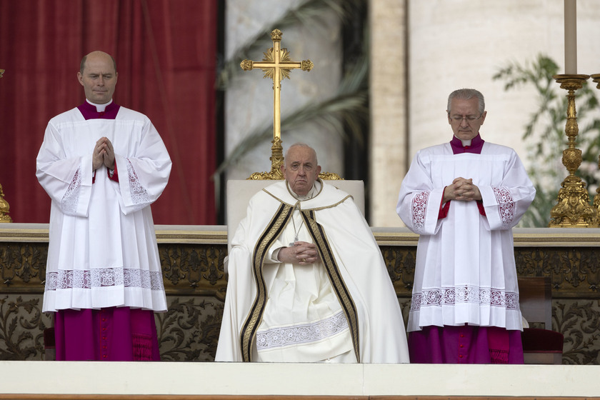 Il Papa in Piazza San Pietro per la messa di Pasqua - RIPRODUZIONE RISERVATA