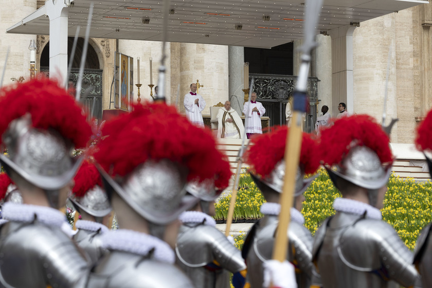 Il Papa in Piazza San Pietro per la messa di Pasqua - RIPRODUZIONE RISERVATA