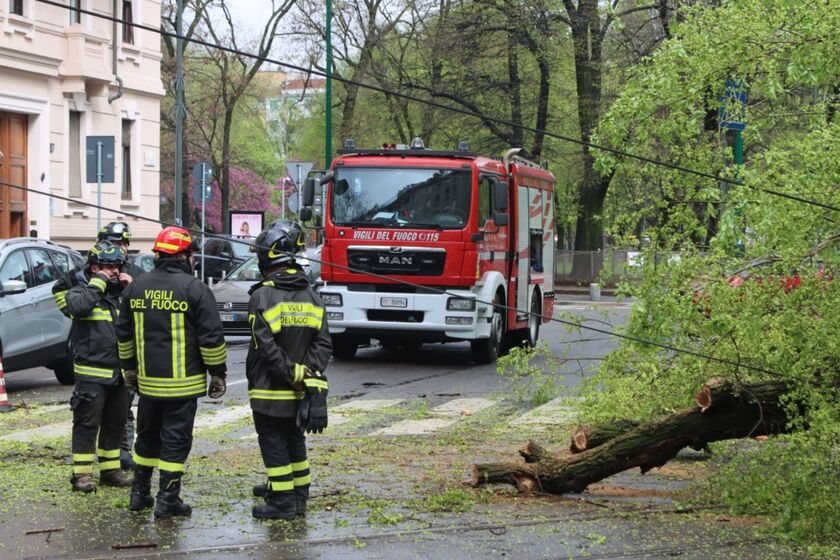 Maltempo, cala il vento ma continua a piovere a Milano - RIPRODUZIONE RISERVATA