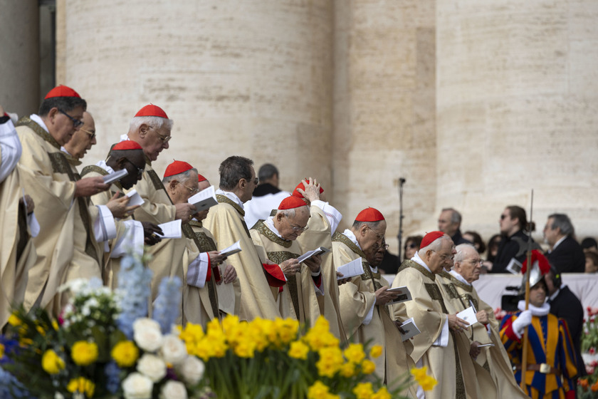 Il Papa in Piazza San Pietro per la messa di Pasqua - RIPRODUZIONE RISERVATA