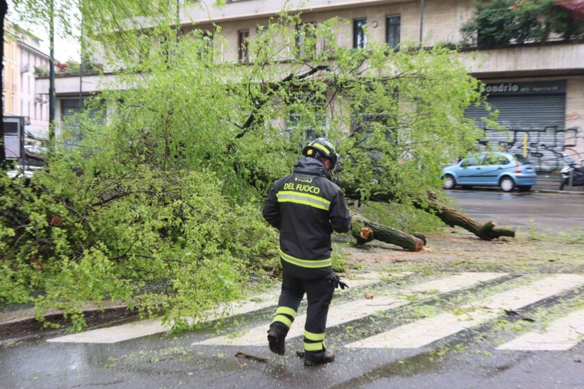 Maltempo, cala il vento ma continua a piovere a Milano - RIPRODUZIONE RISERVATA