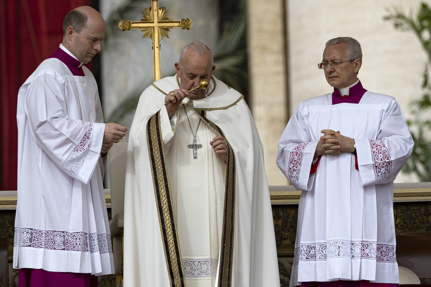 Il Papa in Piazza San Pietro per la messa di Pasqua - RIPRODUZIONE RISERVATA