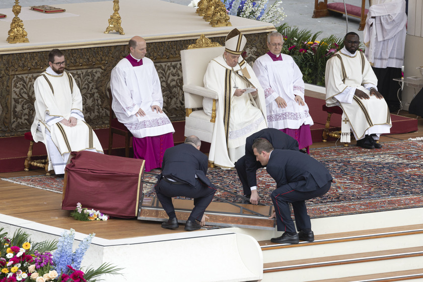 Il Papa in Piazza San Pietro per la messa di Pasqua - RIPRODUZIONE RISERVATA