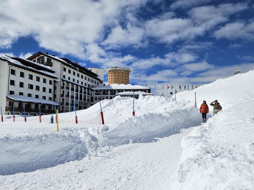 Torna il sole a Sestriere, ricoperto da quasi 2 metri di neve - RIPRODUZIONE RISERVATA