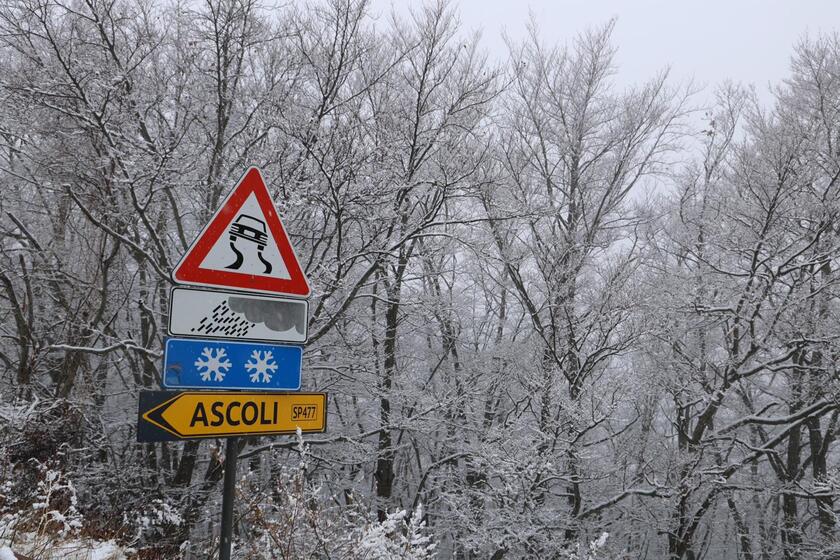 Nevica sull 'Appennino umbro-marchigiano - RIPRODUZIONE RISERVATA