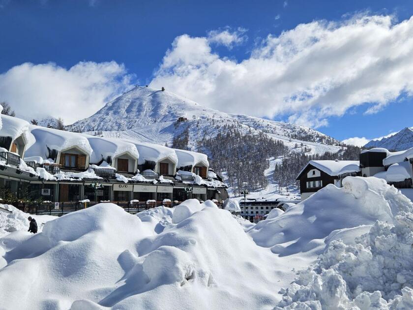 Torna il sole a Sestriere, ricoperto da quasi 2 metri di neve - RIPRODUZIONE RISERVATA