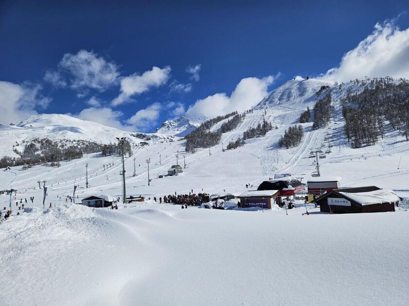 Torna il sole a Sestriere, ricoperto da quasi 2 metri di neve - RIPRODUZIONE RISERVATA