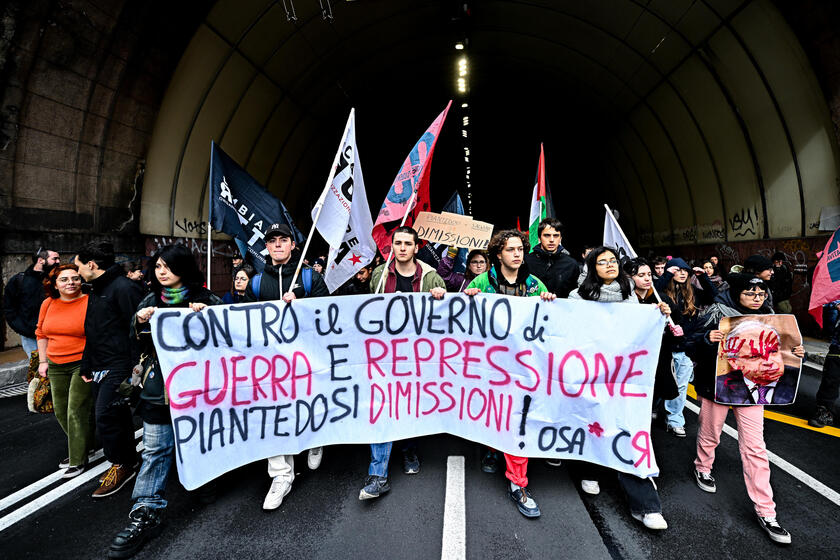 Manifestazione Genova, 100 ragazzi in corteo verso la prefettura - RIPRODUZIONE RISERVATA