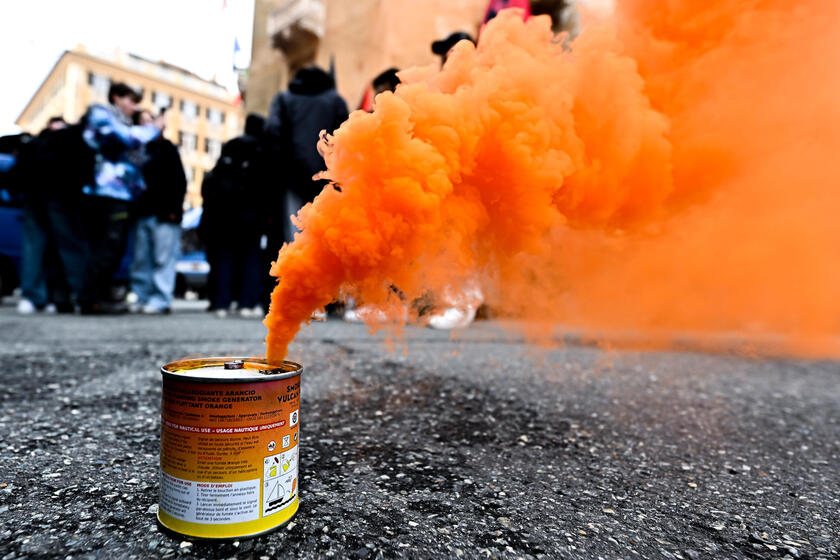 Manifestazione Genova, 100 ragazzi in corteo verso la prefettura - RIPRODUZIONE RISERVATA