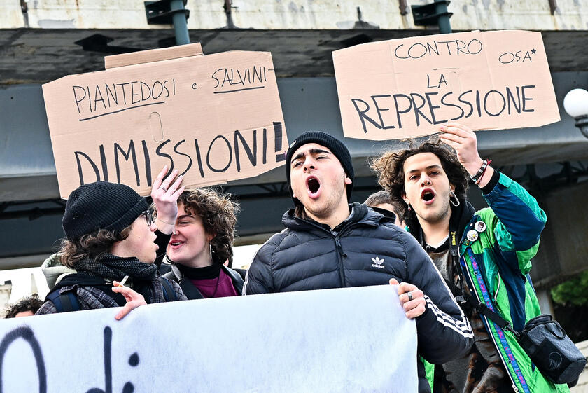 Anticipata manifestazione a Genova contro Salvini-Piantedosi - RIPRODUZIONE RISERVATA