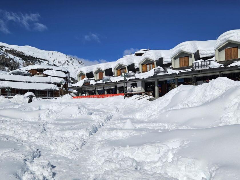 Torna il sole a Sestriere, ricoperto da quasi 2 metri di neve - RIPRODUZIONE RISERVATA