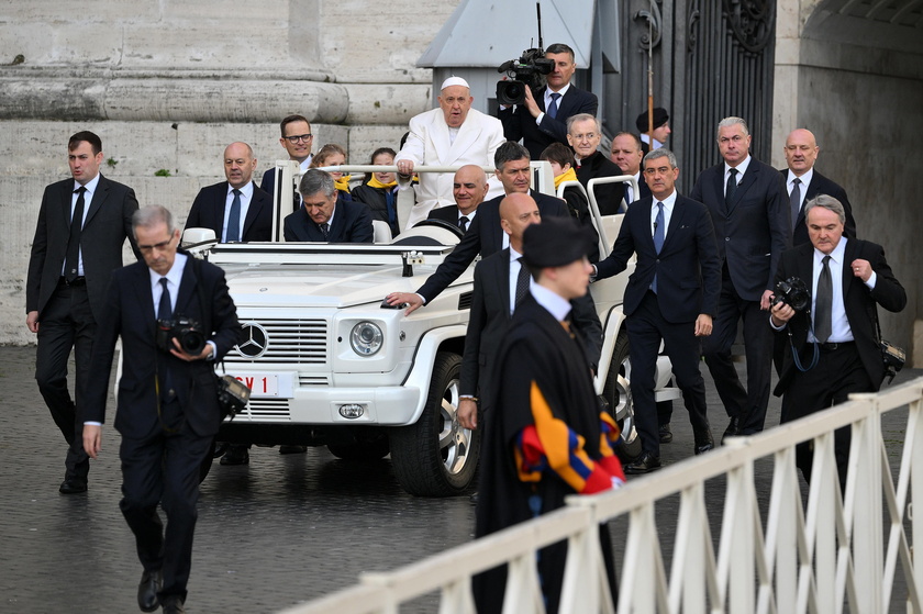 Pope Francis attends his general audience in Vatican - RIPRODUZIONE RISERVATA