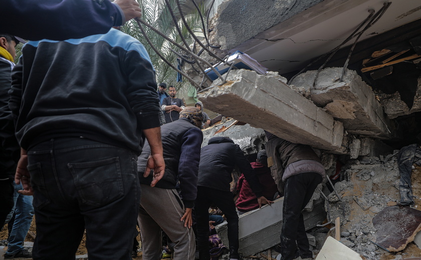 Palestinians search for survivors in Deir Al Balah following Israeli air strikes - RIPRODUZIONE RISERVATA