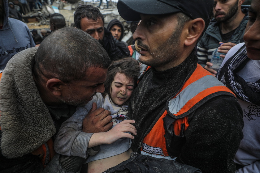 Palestinians search for survivors in Deir Al Balah following Israeli air strikes - RIPRODUZIONE RISERVATA