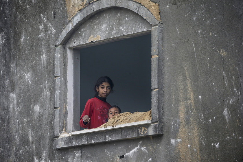 Palestinians search for survivors in Deir Al Balah following Israeli air strikes - RIPRODUZIONE RISERVATA