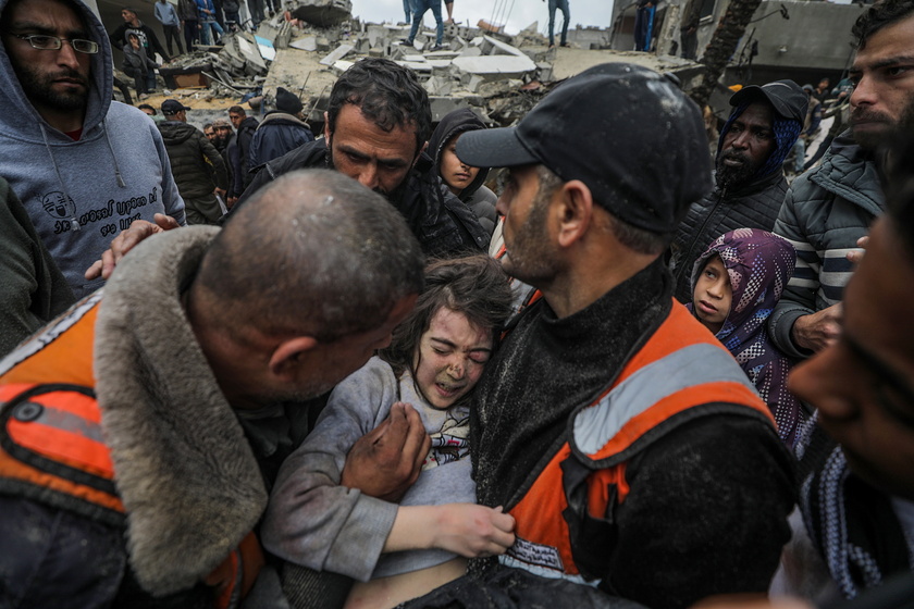 Palestinians search for survivors in Deir Al Balah following Israeli air strikes - RIPRODUZIONE RISERVATA