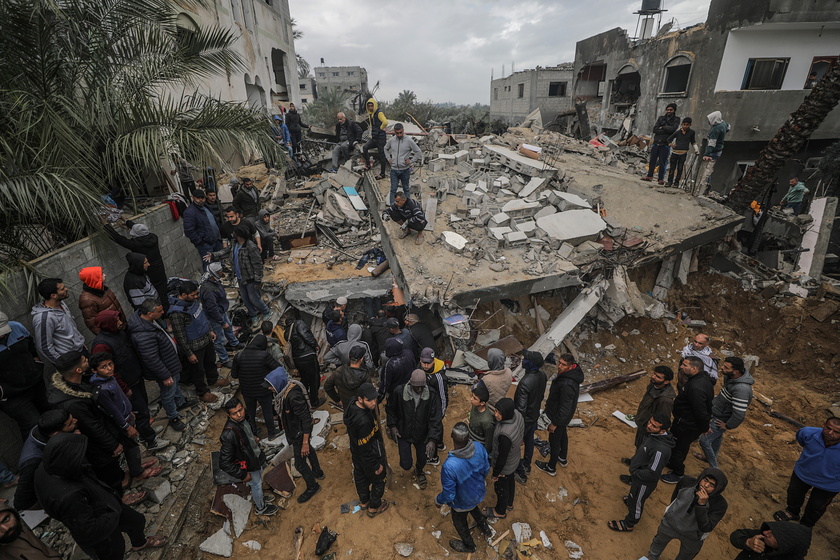 Palestinians search for survivors in Deir Al Balah following Israeli air strikes - RIPRODUZIONE RISERVATA