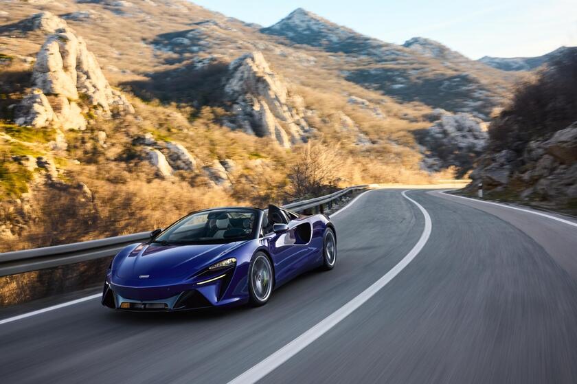 Nuova McLaren Artura Spider: potenza ibrida © ANSA/Web