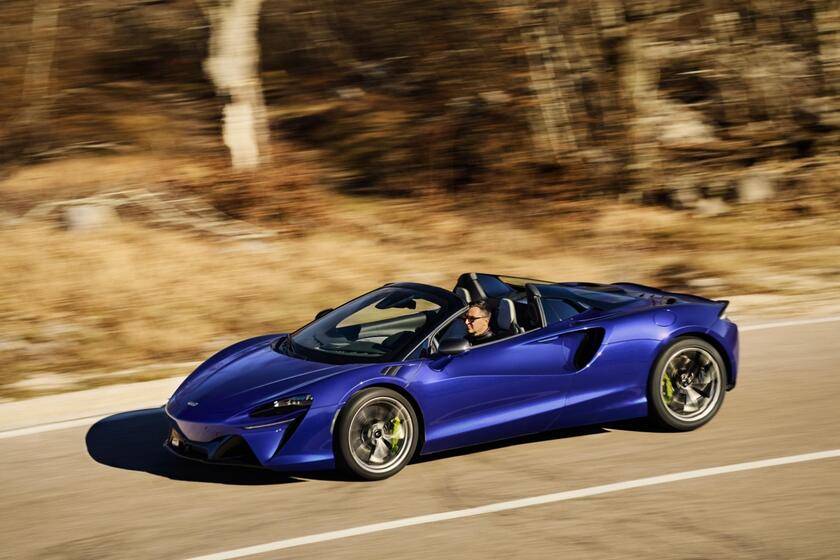 Nuova McLaren Artura Spider: potenza ibrida © ANSA/Web