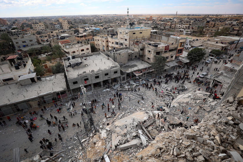 Palestinians inspect their homes following Israeli airstrike on Rafah - RIPRODUZIONE RISERVATA