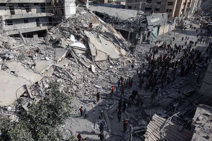 Palestinians inspect their homes following Israeli airstrike on Rafah - RIPRODUZIONE RISERVATA