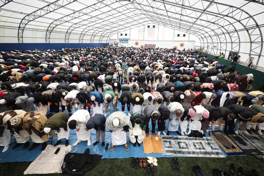 Muslim worshippers celebrate Eid al-Fitr in Manchester © ANSA/EPA