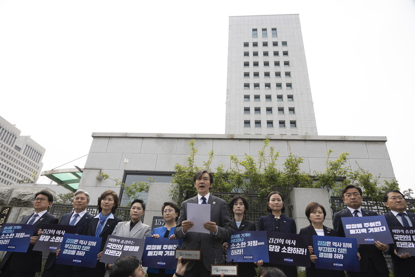 Leader of the Rebuilding Korea Party Cho Kuk delivers press conference in Seoul - RIPRODUZIONE RISERVATA