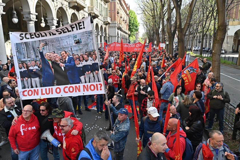 ++ Tutti in piazza per Mirafiori, migliaia al corteo a Torino ++ - RIPRODUZIONE RISERVATA