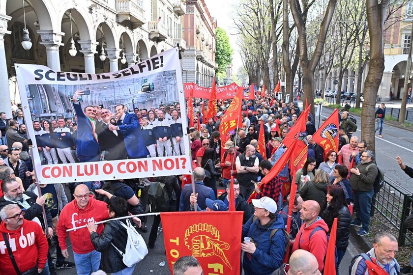 ++ Tutti in piazza per Mirafiori, migliaia al corteo a Torino ++ - RIPRODUZIONE RISERVATA