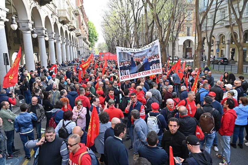 ++ Tutti in piazza per Mirafiori, migliaia al corteo a Torino ++ - RIPRODUZIONE RISERVATA