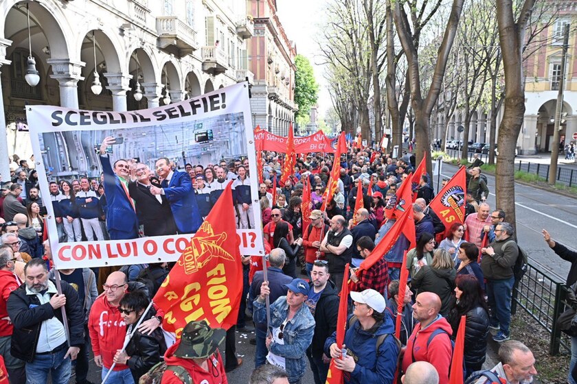 ++ Tutti in piazza per Mirafiori, migliaia al corteo a Torino ++ - RIPRODUZIONE RISERVATA